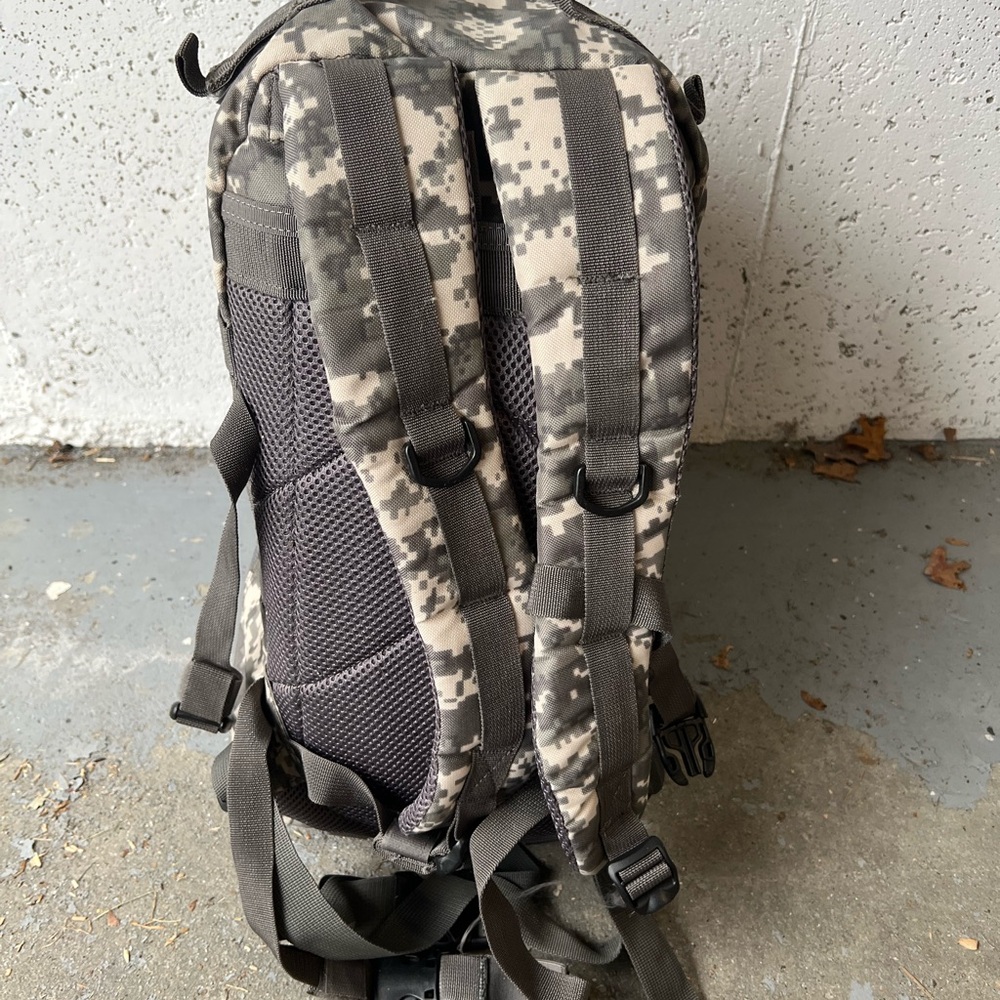 Camouflage Tactical Medical Backpack - Picture 2 of 7
